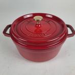 Staub Cocotte rond 24cm 3,7L in kersenrood, Huis en Inrichting, Keuken | Potten en Pannen, Ophalen, Gietijzer, Nieuw, Keramische plaat