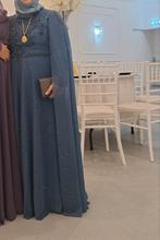 Feestelijke Jurk - Blauw, Kleding | Dames, Jurken, Maat 38/40 (M), Blauw, Ophalen of Verzenden, Onder de knie