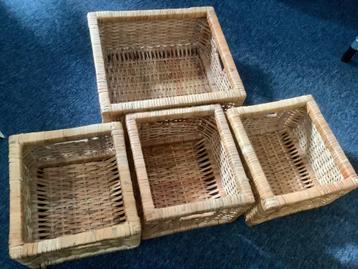 Set van 4 rieten/rotan manden 3 klein 1 grotere beschikbaar voor biedingen