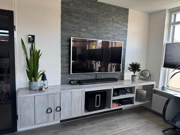 Zwevend tv meubel van steigerhout 3m breed incl. Tv beugel, Huis en Inrichting, Kasten | Televisiemeubels, Gebruikt, Minder dan 100 cm