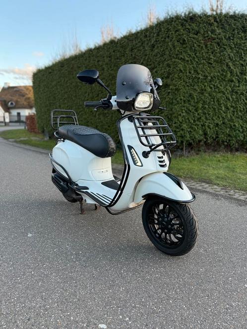 🛵 Vespa Sprint 2022 E5 | Wit | 10.902KM, Fietsen en Brommers, Scooters | Vespa, Maximaal 45 km/u, Ophalen