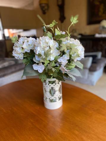 kunstbloemen met glazenvaas in omhulsel beschikbaar voor biedingen
