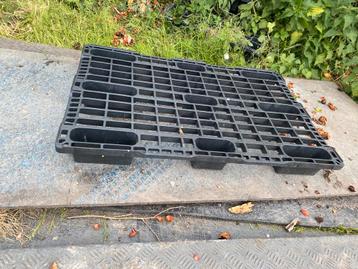 Kunstof pallet beschikbaar voor biedingen