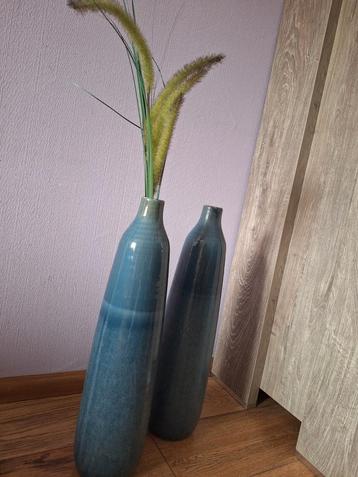 2 mooie blauwe siervazen beschikbaar voor biedingen