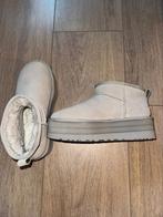 UGG Classic Ultra Mini Platform, Kleding | Dames, Schoenen, UGG, Ophalen of Verzenden, Zo goed als nieuw, Grijs