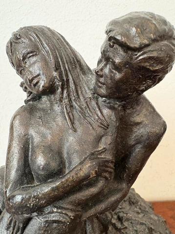 Beeld man vrouw naakt op rots beschikbaar voor biedingen