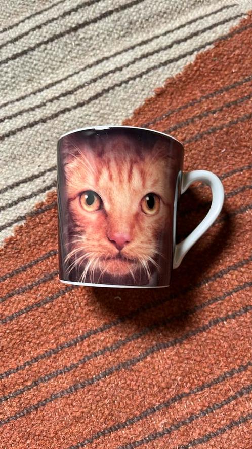 Mok met rode kat, Huis en Inrichting, Keuken | Servies, Nieuw, Kop(pen) en/of Schotel(s), Overige stijlen, Ophalen of Verzenden