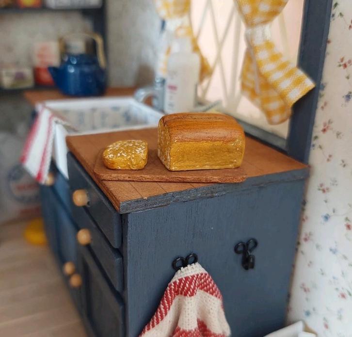 Brood op plank 1:12 poppenhuis *handgemaakt*, Verzamelen, Poppenhuizen en Toebehoren, Nieuw, Poppenhuis, Ophalen of Verzenden