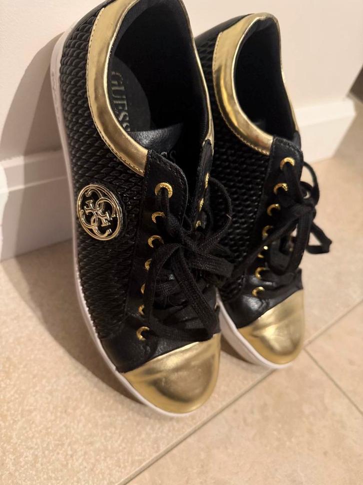 Guess Sneakers - Zwart/Goud - Maat 40, Kleding | Dames, Schoenen, Zo goed als nieuw, Sneakers of Gympen, Zwart, Ophalen of Verzenden