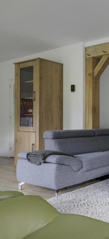 Te koop twee wandkasten met glas en opbergruimte beschikbaar voor biedingen