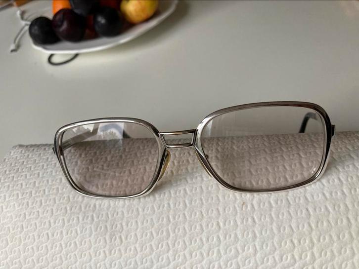 Zelfkleurende zonnebril ‘90iger montuur, Sieraden, Tassen en Uiterlijk, Zonnebrillen en Brillen | Dames, Gebruikt, Bril, Overige merken