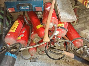 Oude afgekeurde brandblussers beschikbaar voor biedingen