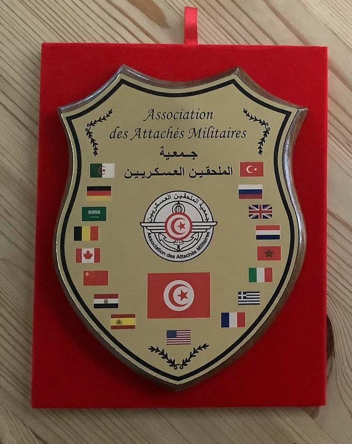 Schild attache associatie Tunesië, Verzamelen, Militaria | Algemeen, Overige soorten, Embleem of Badge, Overige gebieden, Ophalen of Verzenden