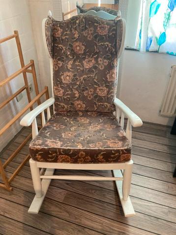 Vintage schommelstoel, retro met fluwelen kussens beschikbaar voor biedingen