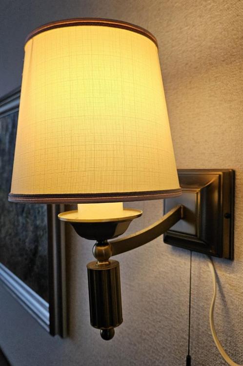 2 bronskleurige metalen wandlampjes met stoffen kap, Huis en Inrichting, Lampen | Wandlampen, Gebruikt, Metaal, Stof, Ophalen
