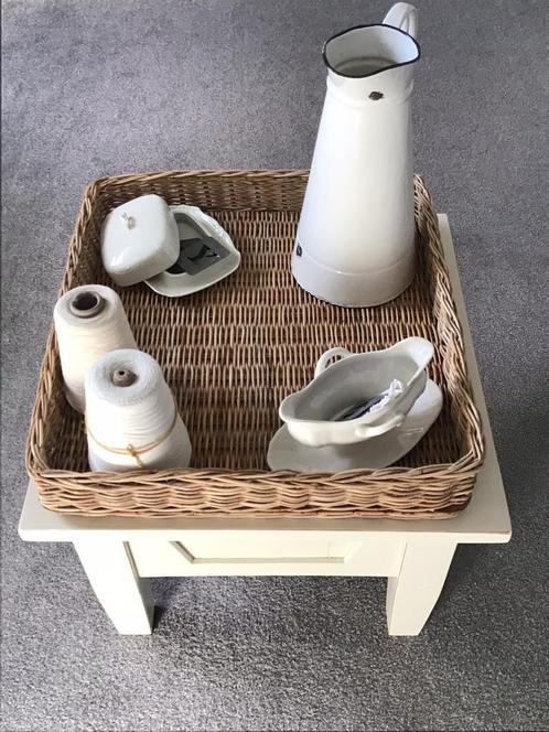 Te koop stevige houten bijzettafel met vierkante rattan mand, Huis en Inrichting, Woonaccessoires | Overige, Zo goed als nieuw