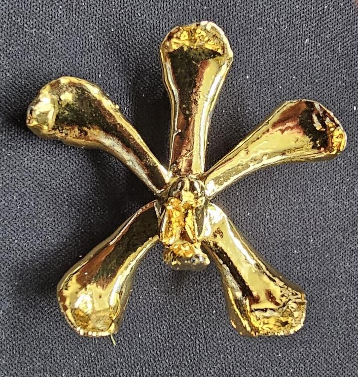 Vintage vergulde orchideebroche, Sieraden, Tassen en Uiterlijk, Broches, Gebruikt, Overige materialen, Goud, 4 tot 7 cm, Ophalen of Verzenden