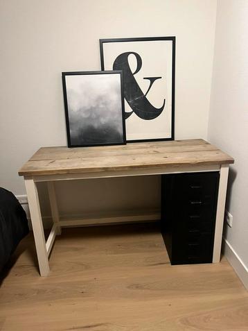 Bureau, wit houten frame met blad van steigerhout. Uniek.
