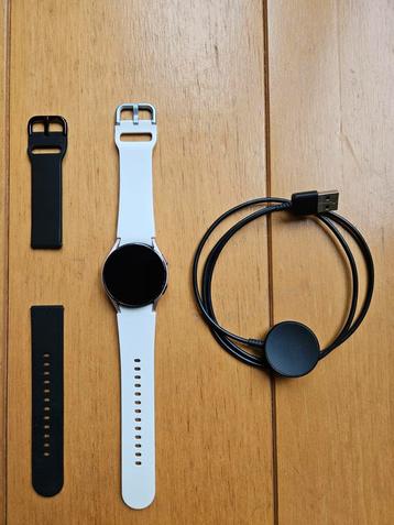 Samsung Watch 4 (40mm) + extra bandje beschikbaar voor biedingen