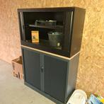 Twee stalen archiefkasten met roldeuren, Ophalen