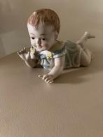 Antiek Porseleinen Baby Beeldje Liggend Figuur Decoratie Ver, Ophalen of Verzenden