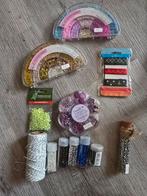 Box met veel inhoud kaarten maken bloemen, kralen e.d., Ophalen of Verzenden