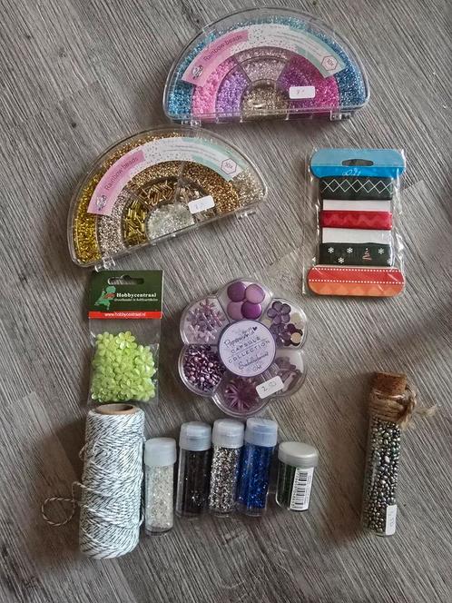 Box met veel inhoud kaarten maken bloemen, kralen e.d., Hobby en Vrije tijd, Kaarten | Zelf maken, Ophalen of Verzenden