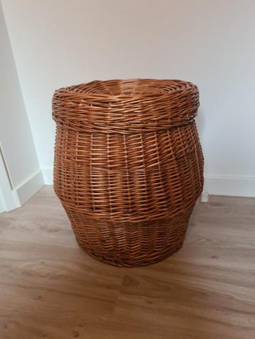 Rotan Mand met Deksel vintage  beschikbaar voor biedingen
