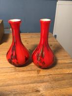 Rode bewerkte glazen vazen, Huis en Inrichting, Woonaccessoires | Vazen, Ophalen of Verzenden, Minder dan 50 cm, Rood, Glas
