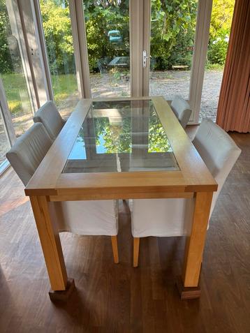 Eettafel en stoelen beschikbaar voor biedingen