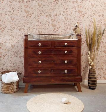 Vintage commode met lades en wit marmeren blad beschikbaar voor biedingen