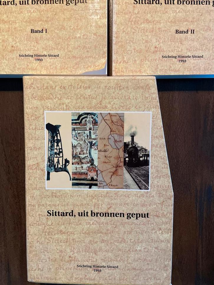 Sittard, uit bronnen geput - Complete Set (2 Boeken), Boeken, Streekboeken en Streekromans, Zo goed als nieuw, Limburg, Ophalen of Verzenden