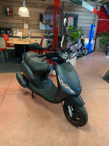 Gebro scooters: Piaggio zip S 25 45 SP NIEUW SNOR BROM