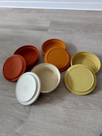 Tupperware bakjes beschikbaar voor biedingen