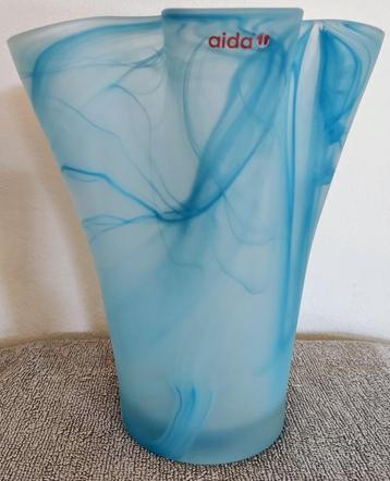 Aida vaas ~ Frosted blauw glas met marmer-effect beschikbaar voor biedingen
