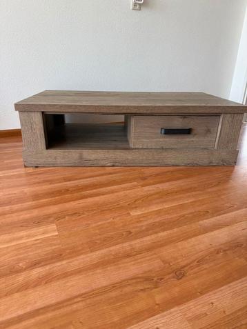 Mooie houten salontafel  beschikbaar voor biedingen