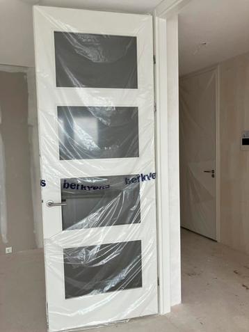 Binnendeur wit met rookglas beschikbaar voor biedingen
