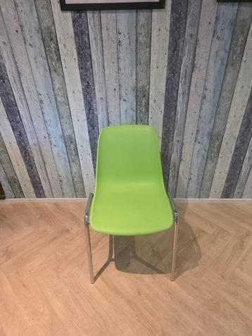 Moderne stapelbare stoelen – Groen & Wit – €15 per stuk beschikbaar voor biedingen