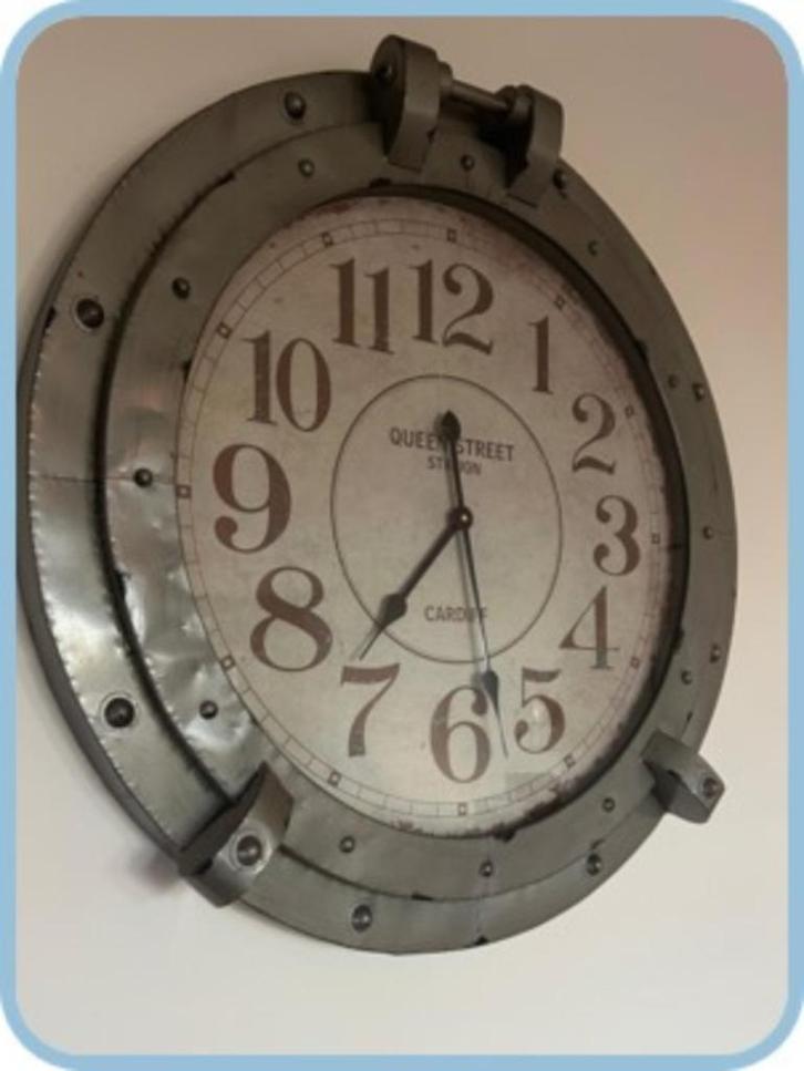 Grote metalen klok – “Queen Street Station, Cardiff”, Huis en Inrichting, Woonaccessoires | Klokken, Zo goed als nieuw, Wandklok