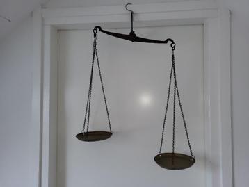 Antieke weegschaal met gewichten beschikbaar voor biedingen