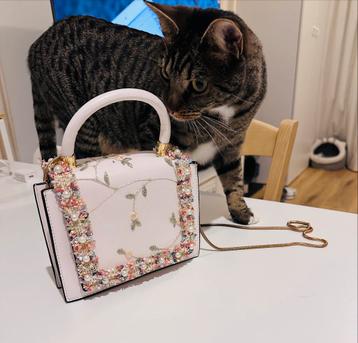 White Embroidered shoulder Bag with Golden Chain beschikbaar voor biedingen