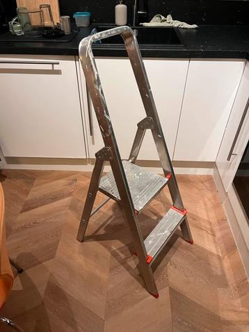 Opklapbare keukentrap beschikbaar voor biedingen