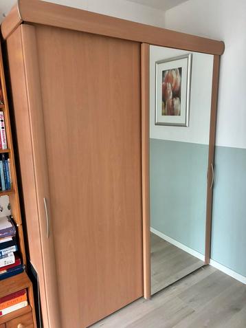 Dubbeldeurs kledingkast met grote spiegel
