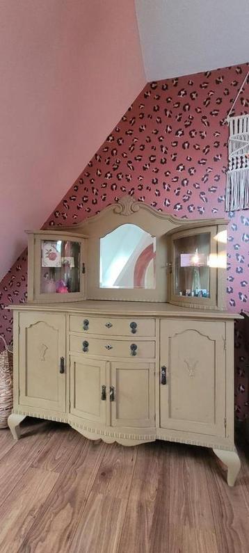 Brocante vintage kast beschikbaar voor biedingen