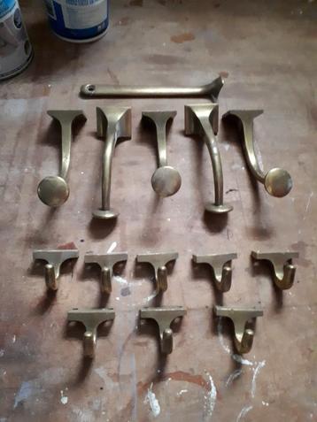 antieke koperen kledinghaken beschikbaar voor biedingen