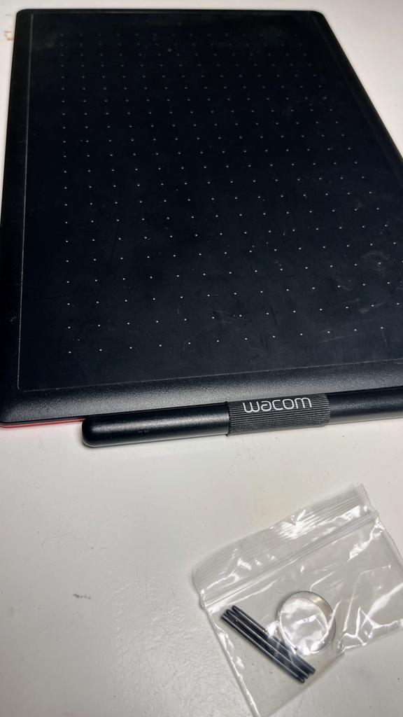 Wacom One Medium - Tekentablet - 216 x 135 mm - Rood, Computers en Software, Tekentablets, Gebruikt, Bedraad, Ophalen of Verzenden