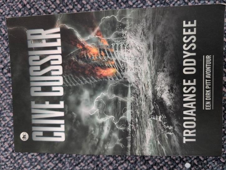 Clive Cussler - Trojaanse odyssee, Boeken, Thrillers, Zo goed als nieuw, Nederland, Ophalen of Verzenden