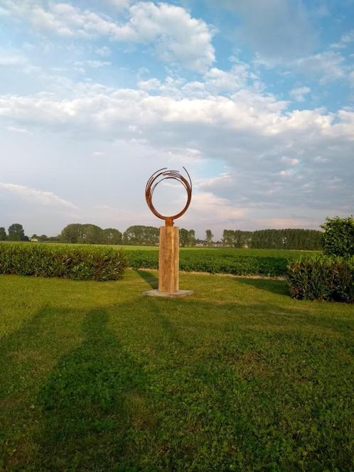 IJzeren sculptuur op hardhouten sokkel, Antiek en Kunst, Kunst | Beelden en Houtsnijwerken, Ophalen of Verzenden