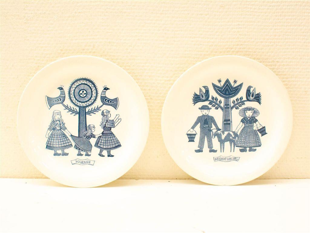 2 klederdracht borden 33312, Huis en Inrichting, Keuken | Servies, Gebruikt, Bord(en), Wedgwood, Aardewerk, Ophalen of Verzenden