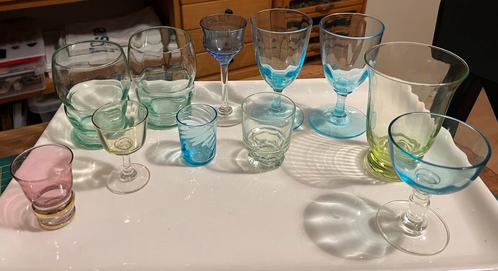 Verzameling gekleurde glazen en glaasjes, Antiek en Kunst, Antiek | Glas en Kristal, Ophalen of Verzenden